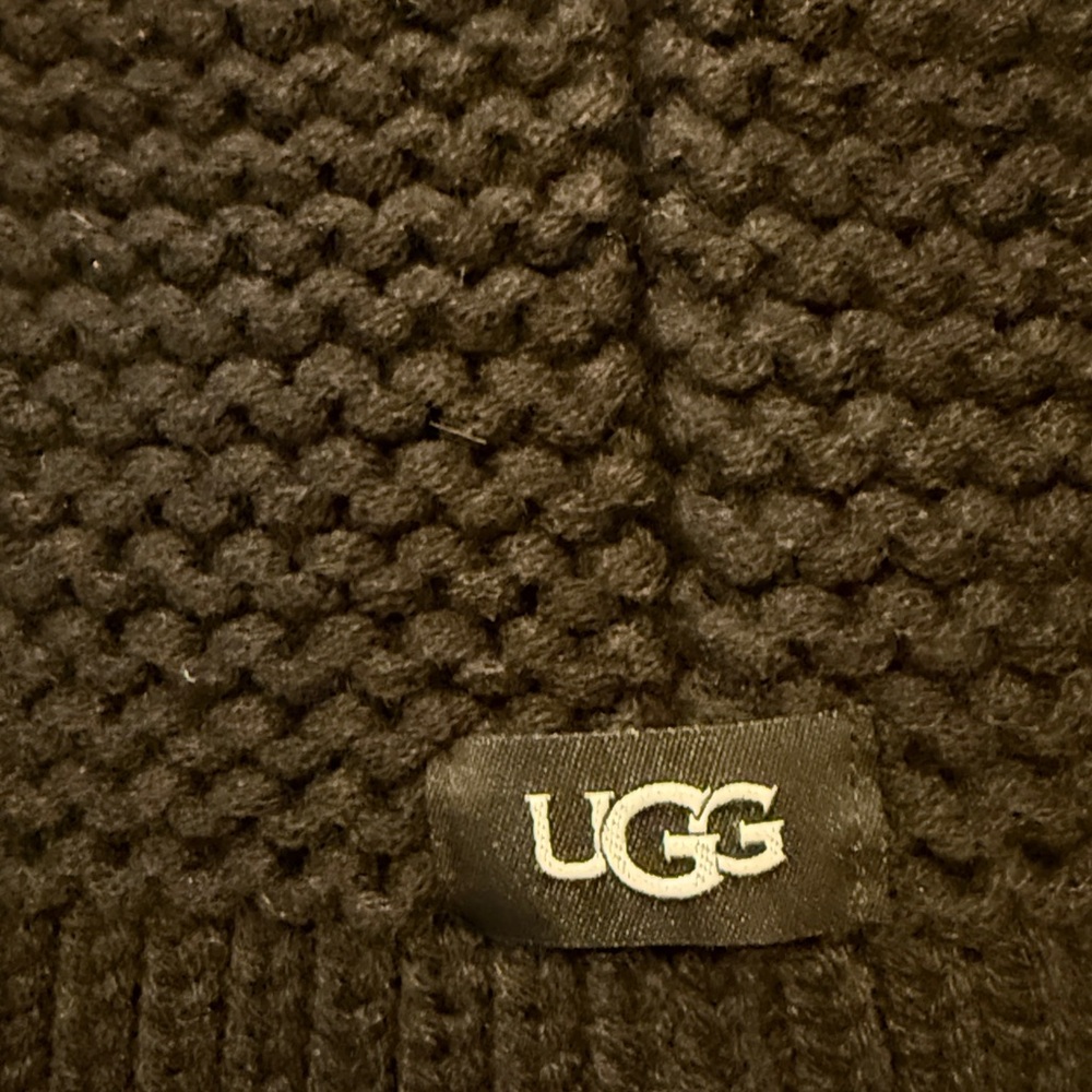 UGG ladies chunky Black Knit Pom-Pom Hat ..o/s
Wool blend ..nwt - Picture 2 of 6
